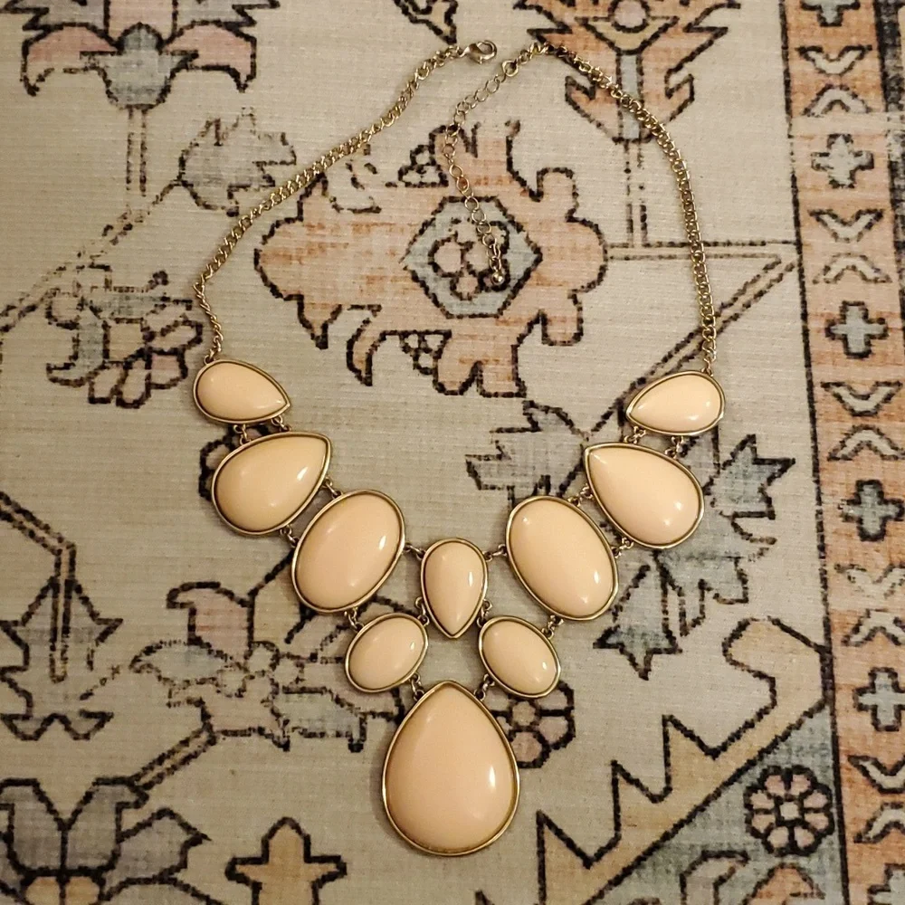 Pink and gold statement necklace - Picture 7 of 10
